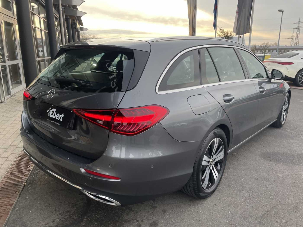 Mercedes-Benz C 180 T 9G AVANTGARDE+R-Kamera +PANO+SHZ+SPIEGEL - سيارة: صورة 4 Mercedes-Benz C 180 T 9G AVANTGARDE+R-Kamera +PANO+SHZ+SPIEGEL - سيارة: صورة 4