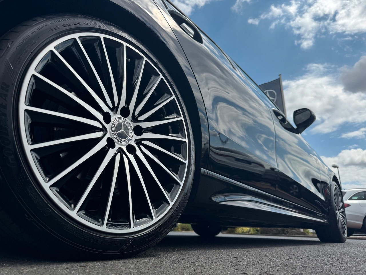 Mercedes-Benz C 300 AMG+DistrPlus+360+SportfahrW+Night+19Zoll - سيدان: صورة 5 Mercedes-Benz C 300 AMG+DistrPlus+360+SportfahrW+Night+19Zoll - سيدان: صورة 5