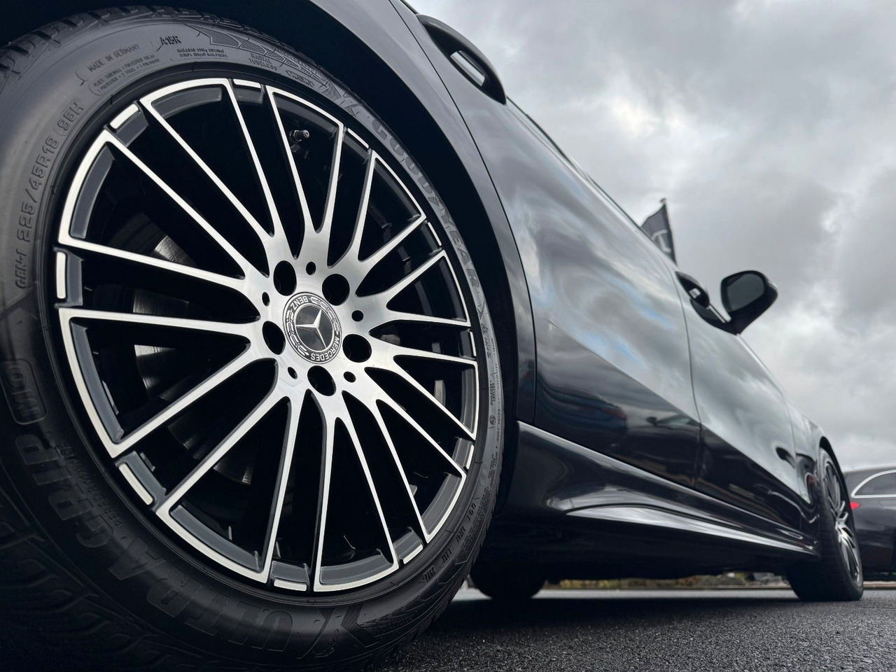 Mercedes-Benz C 300d AMG+AHK+RFK+Ambiente+Night+SportfahrW - سيدان: صورة 5 Mercedes-Benz C 300d AMG+AHK+RFK+Ambiente+Night+SportfahrW - سيدان: صورة 5