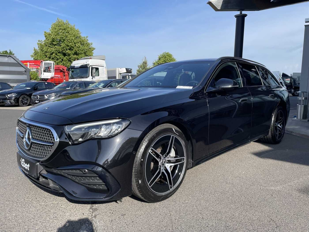 Mercedes-Benz E 220 d T AMG-Line AHK+Distr+R-Kamera +Ambiente+ - سيارة ستيشن: صورة 2 Mercedes-Benz E 220 d T AMG-Line AHK+Distr+R-Kamera +Ambiente+ - سيارة ستيشن: صورة 2