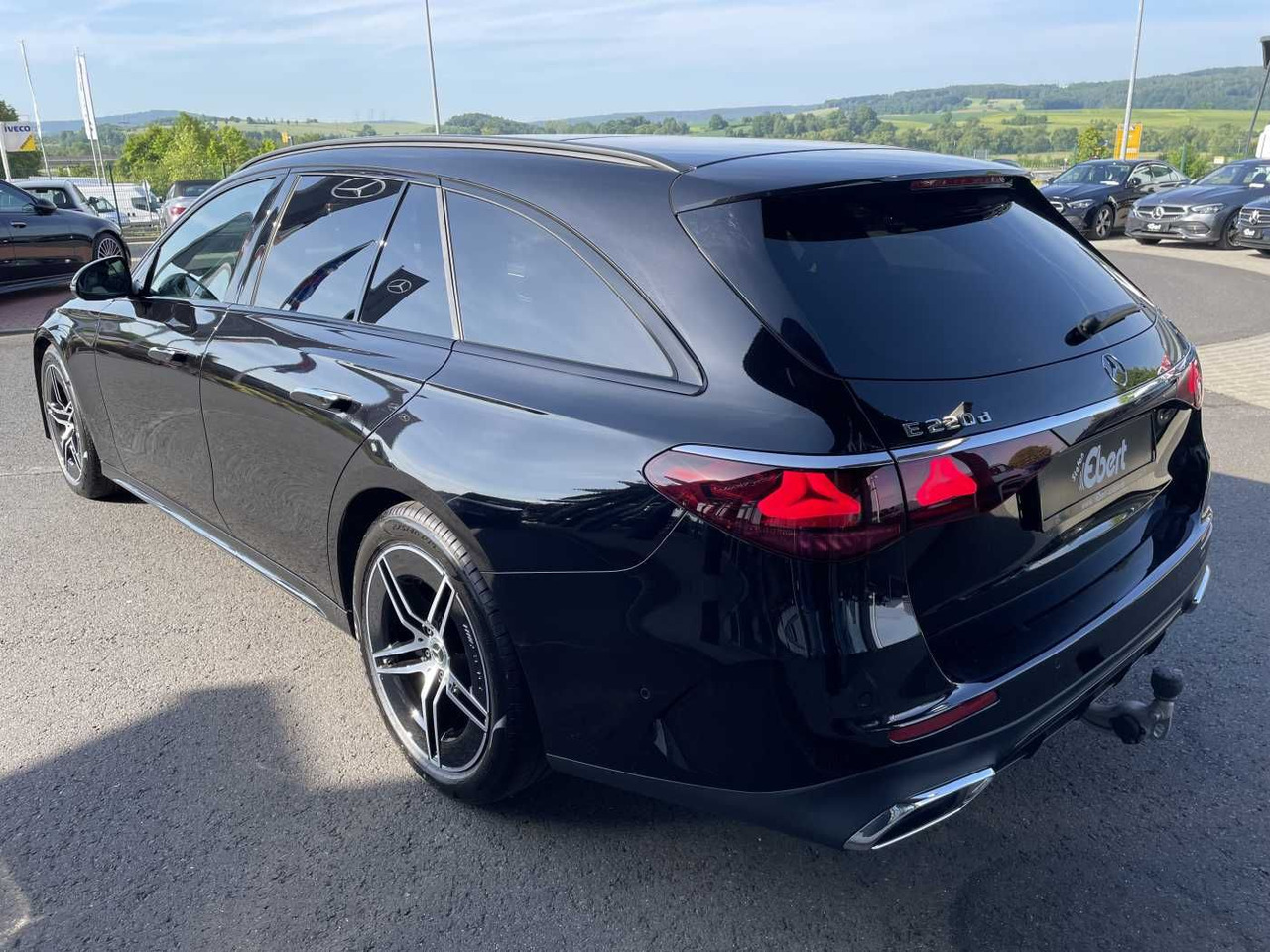 Mercedes-Benz E 220 d T AMG-Line AHK+Distr+R-Kamera +Ambiente+ - سيارة ستيشن: صورة 3 Mercedes-Benz E 220 d T AMG-Line AHK+Distr+R-Kamera +Ambiente+ - سيارة ستيشن: صورة 3