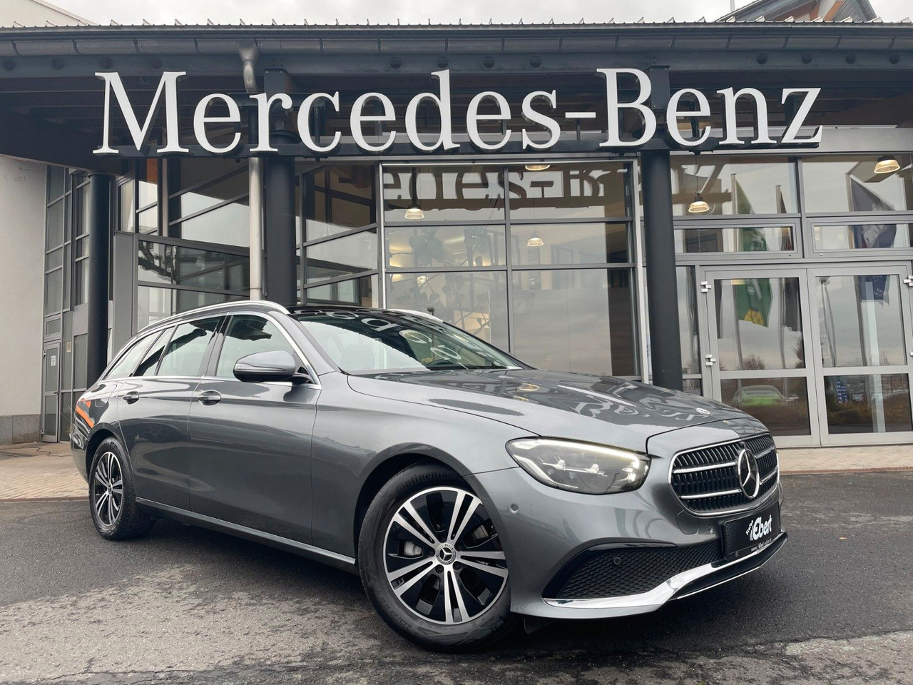 Mercedes-Benz E 220 d T Pano+Ambiente+Distr+360°+Comand+DAB - سيارة ستيشن: صورة 1 Mercedes-Benz E 220 d T Pano+Ambiente+Distr+360°+Comand+DAB - سيارة ستيشن: صورة 1