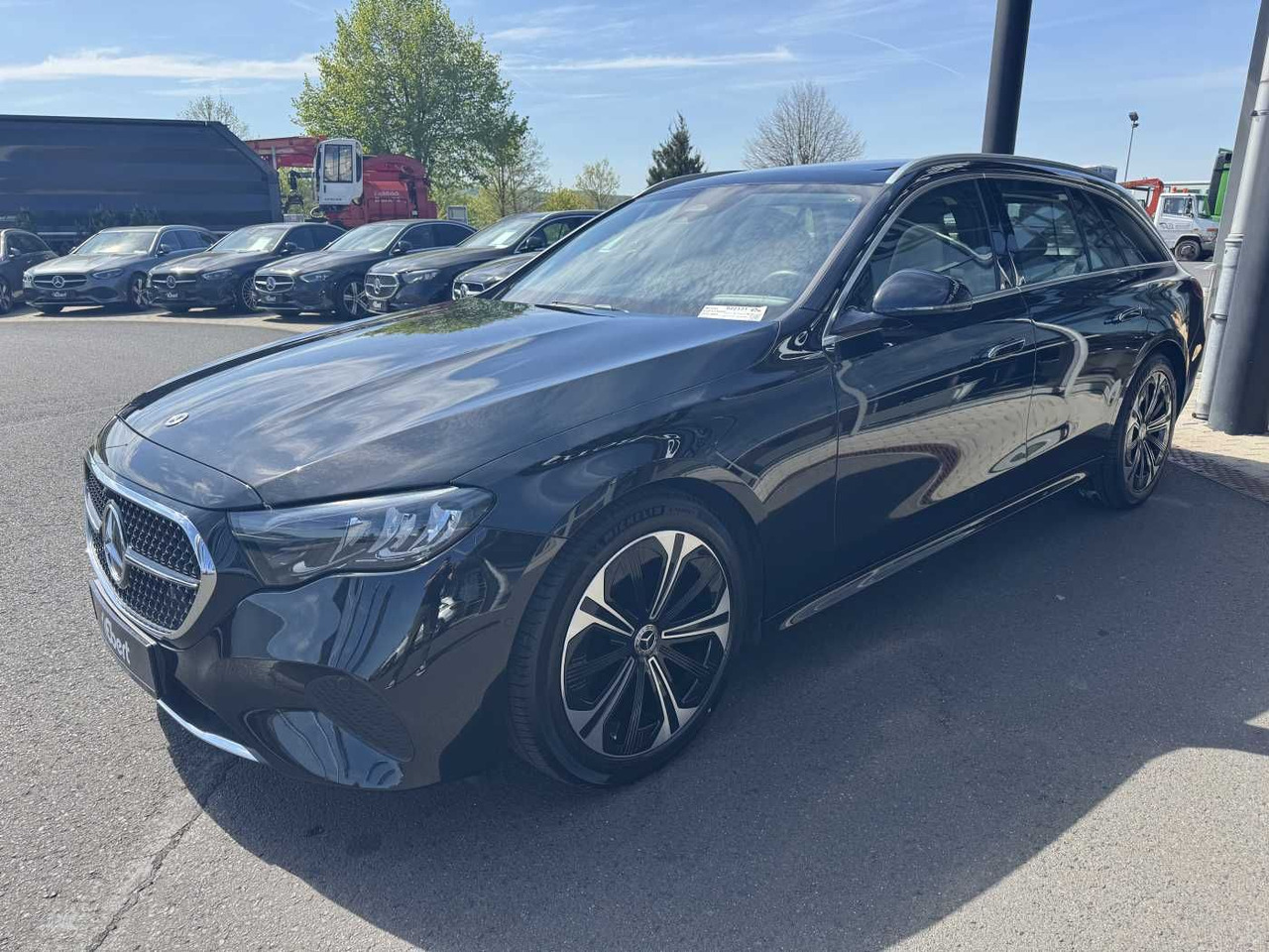 Mercedes-Benz E 220d Avantgarde+Pano+AHK+Distr+19Zoll+MBUX - سيارة: صورة 2 Mercedes-Benz E 220d Avantgarde+Pano+AHK+Distr+19Zoll+MBUX - سيارة: صورة 2