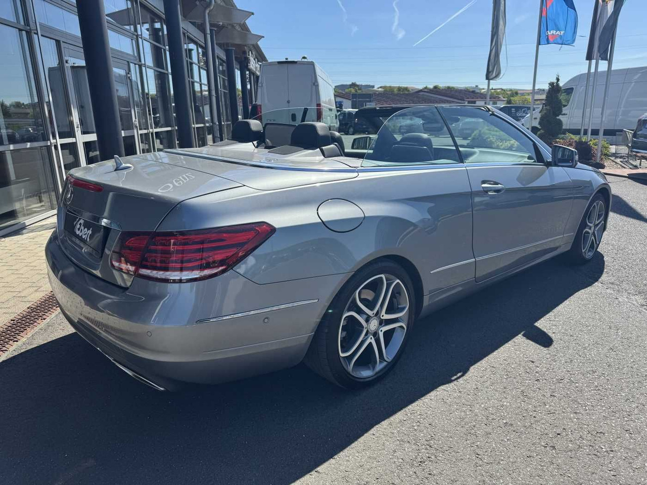 Mercedes-Benz E 300 Cabrio Sportpaket+Distr+Airscarf+SitzKlima - سيارة: صورة 4 Mercedes-Benz E 300 Cabrio Sportpaket+Distr+Airscarf+SitzKlima - سيارة: صورة 4