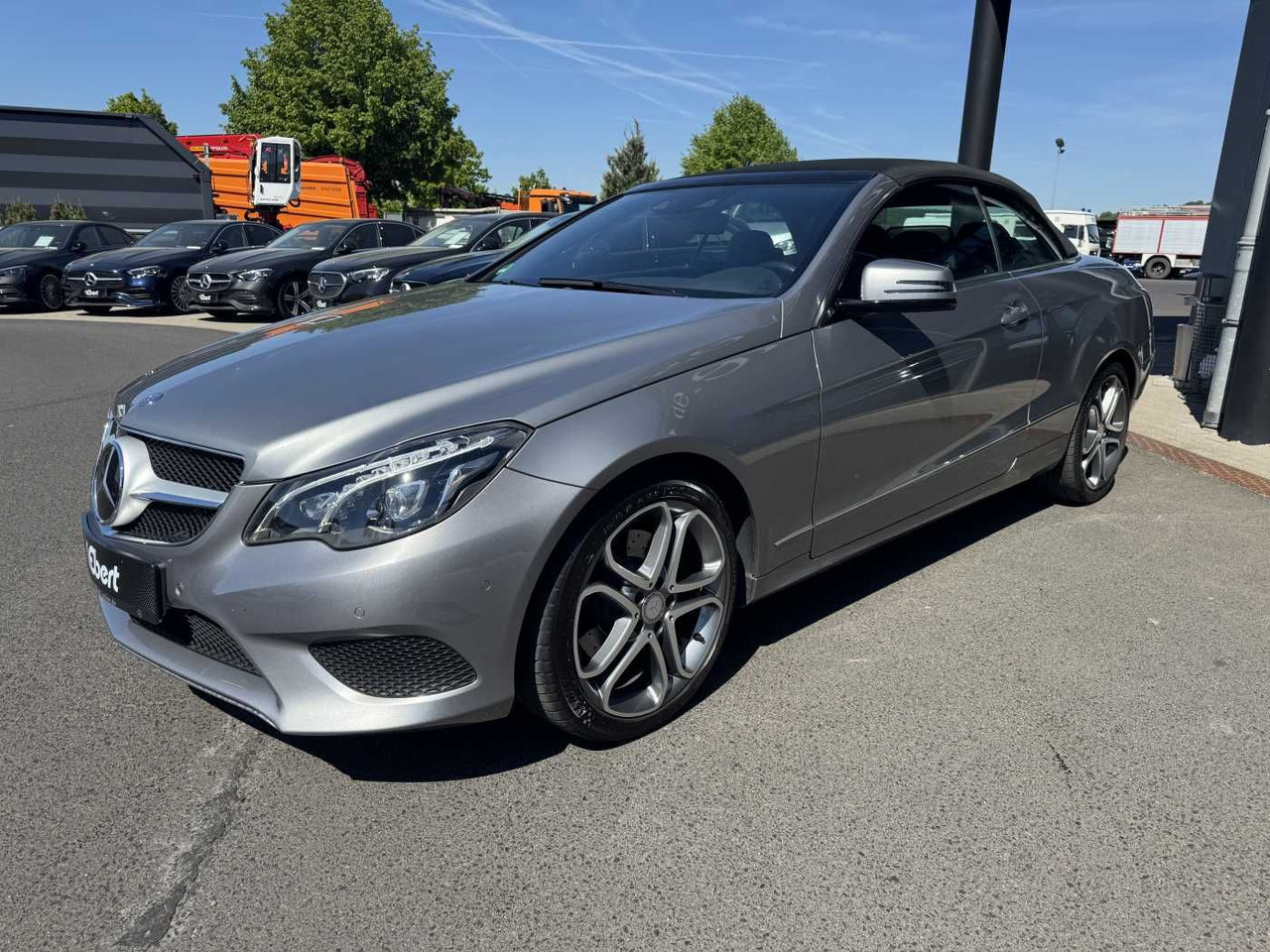 Mercedes-Benz E 300 Cabrio Sportpaket+Distr+Airscarf+SitzKlima - سيارة: صورة 2 Mercedes-Benz E 300 Cabrio Sportpaket+Distr+Airscarf+SitzKlima - سيارة: صورة 2