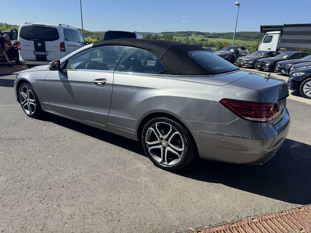 Mercedes-Benz E 300 Cabrio Sportpaket+Distr+Airscarf+SitzKlima - سيارة: صورة 3 Mercedes-Benz E 300 Cabrio Sportpaket+Distr+Airscarf+SitzKlima - سيارة: صورة 3