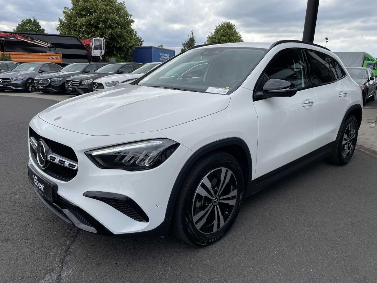 Mercedes-Benz GLA 220 4M 8G Progressive R-Kamera +Distr+Ambien - سيارة دفع رباعي: صورة 2 Mercedes-Benz GLA 220 4M 8G Progressive R-Kamera +Distr+Ambien - سيارة دفع رباعي: صورة 2
