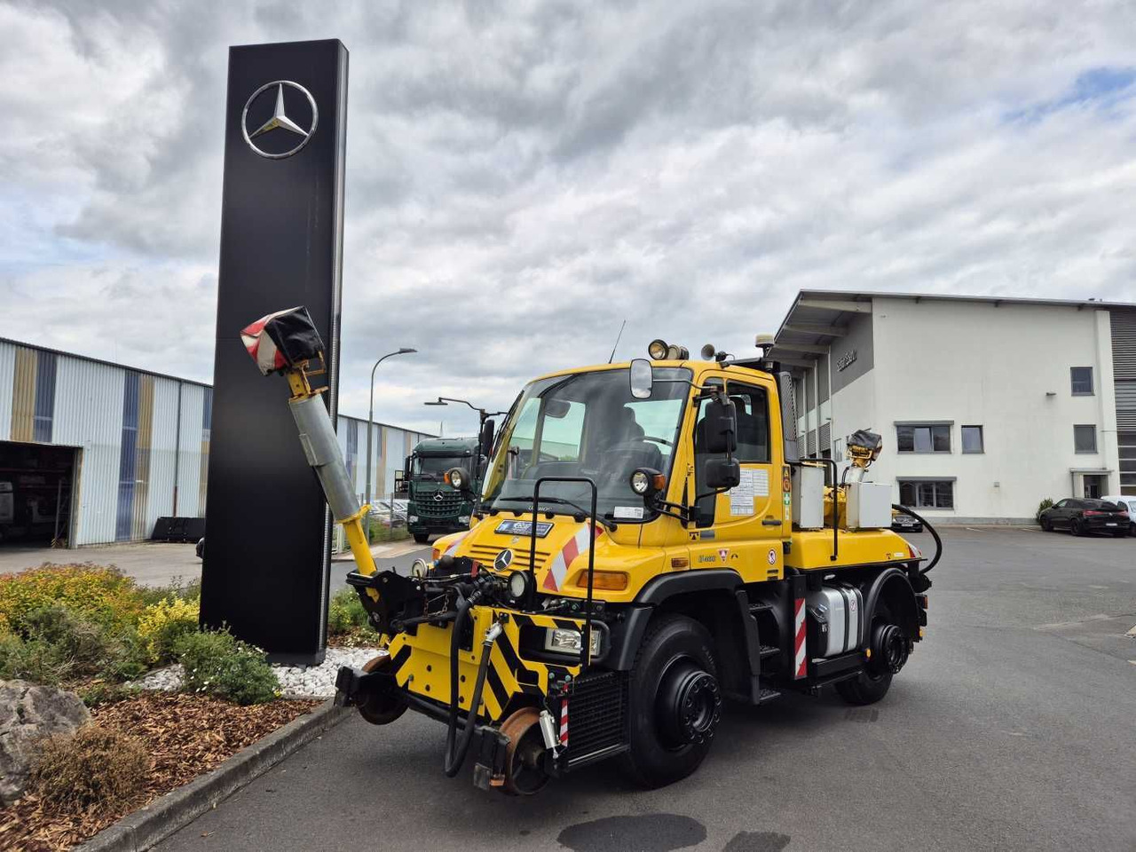 Mercedes-Benz Unimog U400 4x4 Zweiwege ZAGRO 800t/52 Achsen - شاحنة: صورة 1 Mercedes-Benz Unimog U400 4x4 Zweiwege ZAGRO 800t/52 Achsen - شاحنة: صورة 1