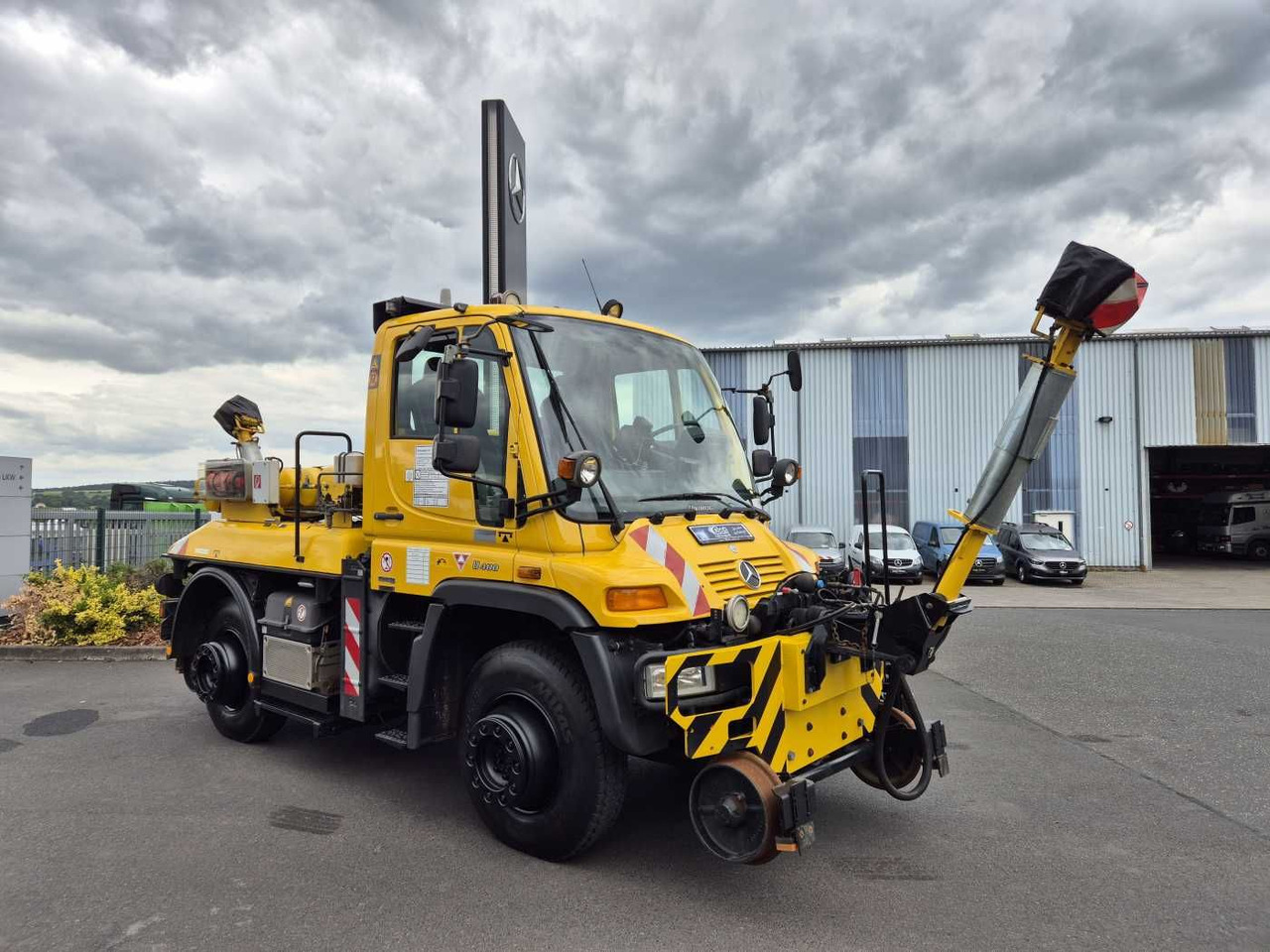 Mercedes-Benz Unimog U400 4x4 Zweiwege ZAGRO 800t/52 Achsen - شاحنة: صورة 3 Mercedes-Benz Unimog U400 4x4 Zweiwege ZAGRO 800t/52 Achsen - شاحنة: صورة 3