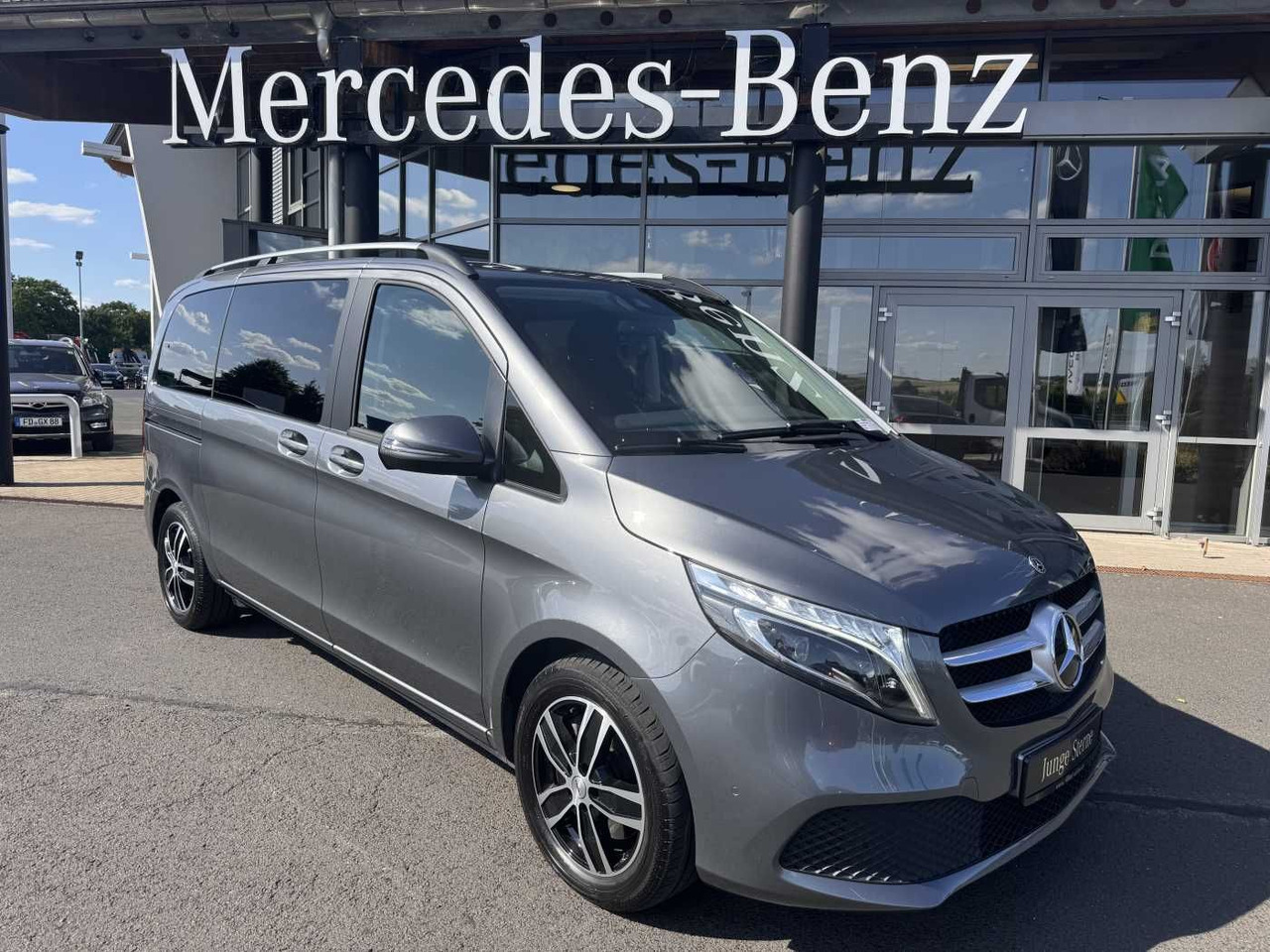 Mercedes-Benz V 220 d EDITION Liege-Paket AHK2,5 LED DAB MBUX - ميكروباص: صورة 1 Mercedes-Benz V 220 d EDITION Liege-Paket AHK2,5 LED DAB MBUX - ميكروباص: صورة 1