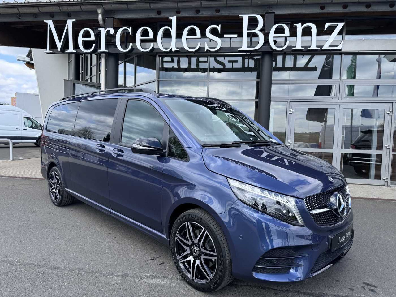 Mercedes-Benz V 250 d EDITION 4MATIC AMG DISTRONIC AHK Tisch - آليات: صورة 1 Mercedes-Benz V 250 d EDITION 4MATIC AMG DISTRONIC AHK Tisch - آليات: صورة 1
