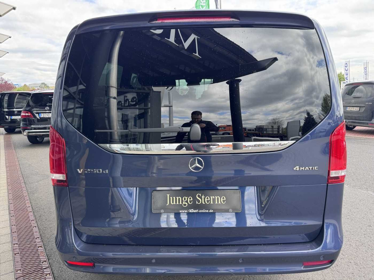 Mercedes-Benz V 250 d EDITION 4MATIC AMG DISTRONIC AHK Tisch - آليات: صورة 5 Mercedes-Benz V 250 d EDITION 4MATIC AMG DISTRONIC AHK Tisch - آليات: صورة 5