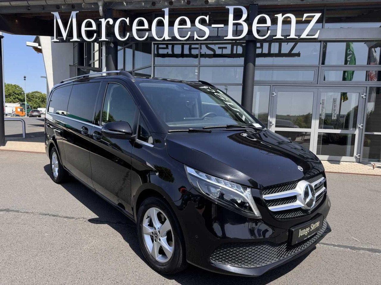 Mercedes-Benz V 300 d 4MATIC AVA 3430 AHK2,5 DISTRONIC 360 - سيارة: صورة 1 Mercedes-Benz V 300 d 4MATIC AVA 3430 AHK2,5 DISTRONIC 360 - سيارة: صورة 1