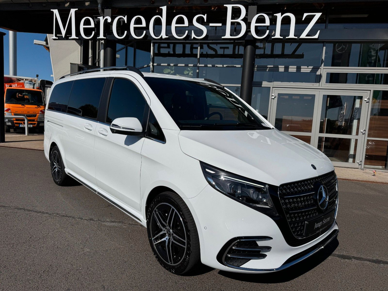 Mercedes-Benz V 300 d 4MATIC EXCLUSIVE AMG Tische AHK2,5to - ميكروباص: صورة 1 Mercedes-Benz V 300 d 4MATIC EXCLUSIVE AMG Tische AHK2,5to - ميكروباص: صورة 1