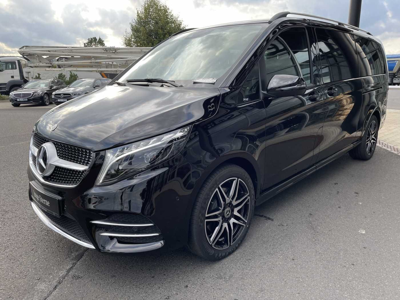 Mercedes-Benz V 300 d AVA 4MATIC AMG Kühlschrank AIRMATIC - سيارة ستيشن: صورة 2 Mercedes-Benz V 300 d AVA 4MATIC AMG Kühlschrank AIRMATIC - سيارة ستيشن: صورة 2