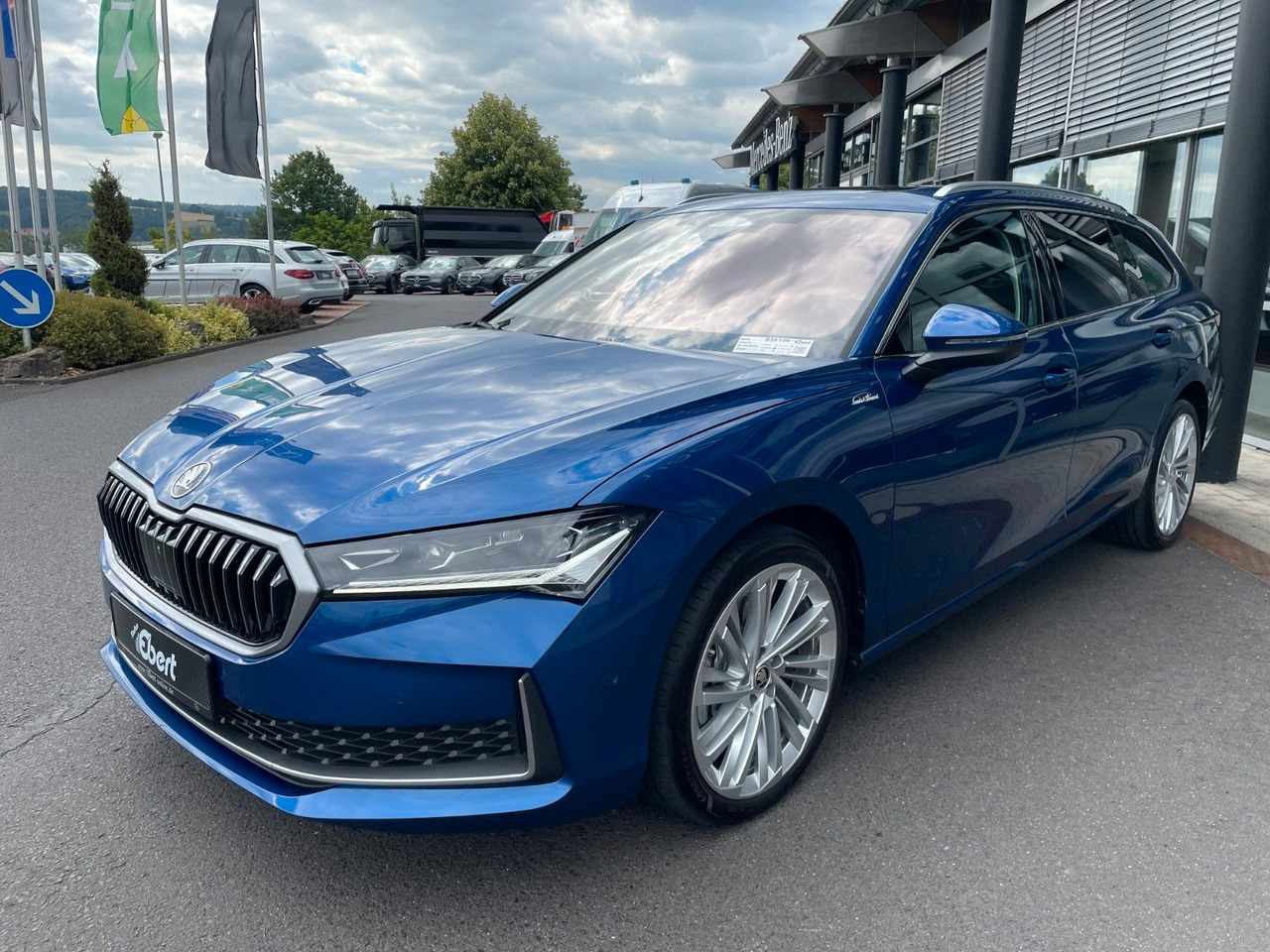 Skoda Superb Combi 2.0 TDI 4x4 L&K HUD+360°+AHK+Pano - سيارة ستيشن: صورة 2 Skoda Superb Combi 2.0 TDI 4x4 L&K HUD+360°+AHK+Pano - سيارة ستيشن: صورة 2