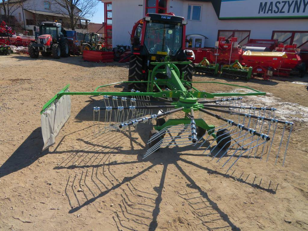 Inter-Tech rotary rake 4,2m - آلة تيبيس العشب/ آلة جمع العشب: صورة 1 Inter-Tech rotary rake 4,2m - آلة تيبيس العشب/ آلة جمع العشب: صورة 1