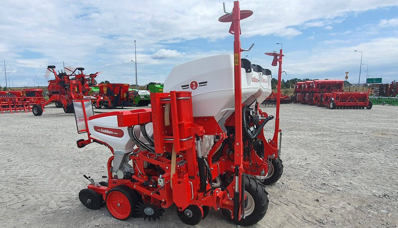 Ozdoken pneumatic precision seeder model VPKT-DG6 - on stock - آلة نثر البذور الدقيقة: صورة 4 Ozdoken pneumatic precision seeder model VPKT-DG6 - on stock - آلة نثر البذور الدقيقة: صورة 4