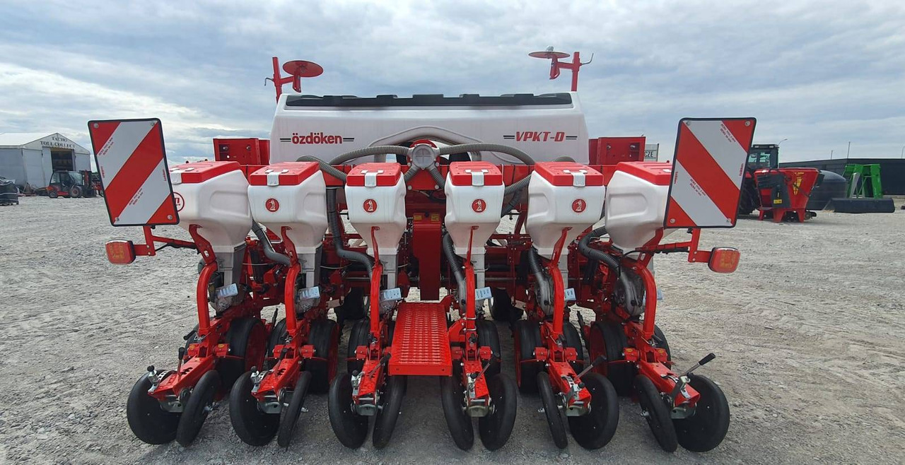 Ozdoken pneumatic precision seeder model VPKT-DG6 - on stock - آلة نثر البذور الدقيقة: صورة 2 Ozdoken pneumatic precision seeder model VPKT-DG6 - on stock - آلة نثر البذور الدقيقة: صورة 2