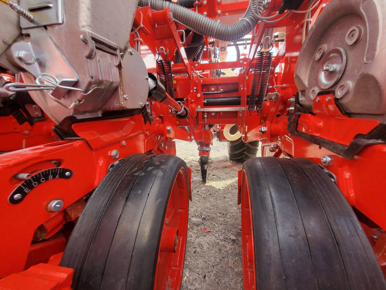 آلة نثر البذور الدقيقة Ozdoken six-row pneumatic precision seeder, VPKT-DG6, PVC fertiliser tank - on stock: صورة 7 آلة نثر البذور الدقيقة Ozdoken six-row pneumatic precision seeder, VPKT-DG6, PVC fertiliser tank - on stock: صورة 7