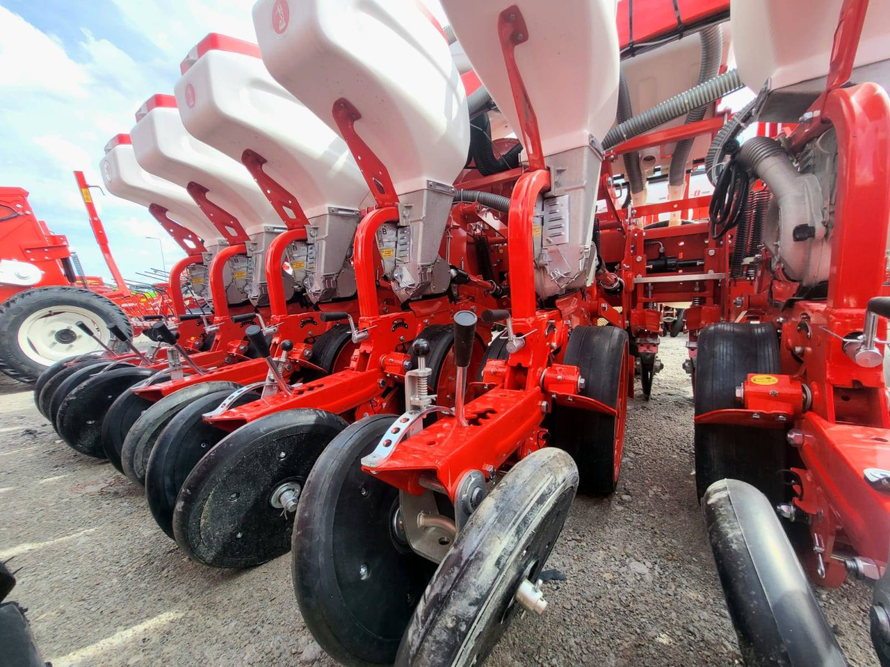 Ozdoken six-row pneumatic precision seeder, VPKT-DG6, PVC fertiliser tank - on stock - آلة نثر البذور الدقيقة: صورة 5 Ozdoken six-row pneumatic precision seeder, VPKT-DG6, PVC fertiliser tank - on stock - آلة نثر البذور الدقيقة: صورة 5