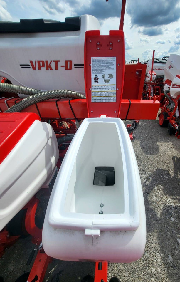آلة نثر البذور الدقيقة Ozdoken six-row pneumatic precision seeder, VPKT-DG6, PVC fertiliser tank - on stock: صورة 8 آلة نثر البذور الدقيقة Ozdoken six-row pneumatic precision seeder, VPKT-DG6, PVC fertiliser tank - on stock: صورة 8