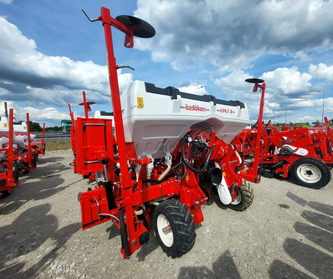 Ozdoken six-row pneumatic precision seeder, VPKT-DG6, PVC fertiliser tank - on stock - آلة نثر البذور الدقيقة: صورة 1 Ozdoken six-row pneumatic precision seeder, VPKT-DG6, PVC fertiliser tank - on stock - آلة نثر البذور الدقيقة: صورة 1