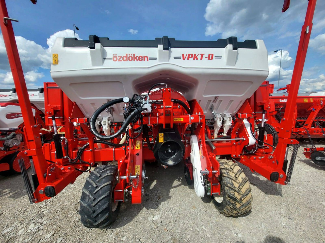 Ozdoken six-row pneumatic precision seeder, VPKT-DG6, PVC fertiliser tank - on stock - آلة نثر البذور الدقيقة: صورة 2 Ozdoken six-row pneumatic precision seeder, VPKT-DG6, PVC fertiliser tank - on stock - آلة نثر البذور الدقيقة: صورة 2