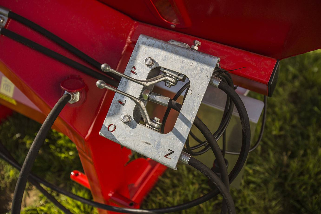 Rozsiewacz do nawozów JUNIOR II ( 600kg, 800kg, 1000kg, 1200kg, ) - آلة رش السماد: صورة 4 Rozsiewacz do nawozów JUNIOR II ( 600kg, 800kg, 1000kg, 1200kg, ) - آلة رش السماد: صورة 4