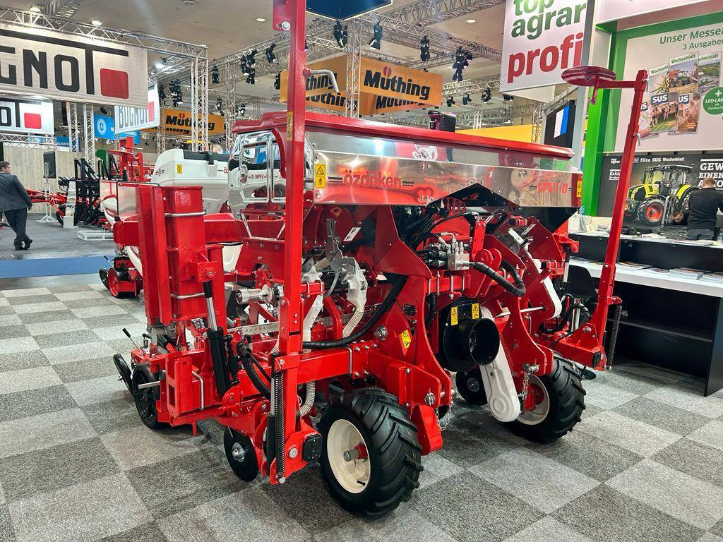 Six-row pneumatic precision seeder with depth fertilization Ozdoken VPKT-DG6 - آلة نثر البذور الدقيقة: صورة 1 Six-row pneumatic precision seeder with depth fertilization Ozdoken VPKT-DG6 - آلة نثر البذور الدقيقة: صورة 1