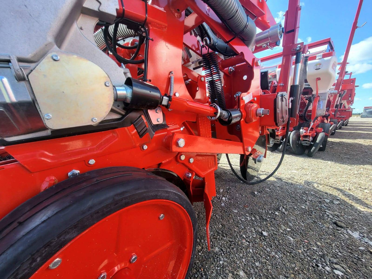 Six-row pneumatic precision seeder with depth fertilization Ozdoken VPKT-DG6 - آلة نثر البذور الدقيقة: صورة 3 Six-row pneumatic precision seeder with depth fertilization Ozdoken VPKT-DG6 - آلة نثر البذور الدقيقة: صورة 3