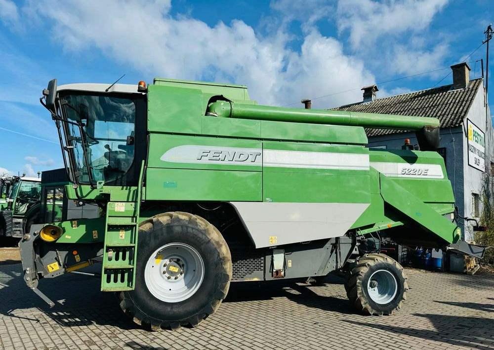 Fendt 5220E - حصادة موحَّدة: صورة 1 Fendt 5220E - حصادة موحَّدة: صورة 1