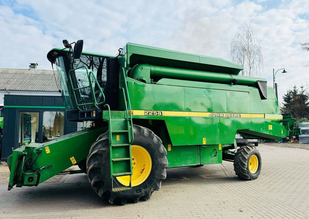 John Deere 2254 - حصادة موحَّدة: صورة 1 John Deere 2254 - حصادة موحَّدة: صورة 1