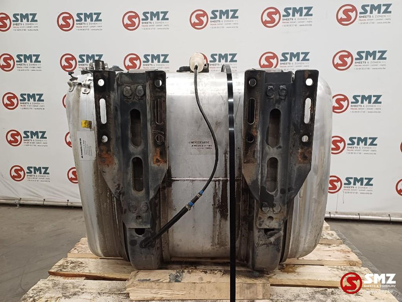 Mercedes-Benz Occ brandstoftank 300L + AdBluetank 25L Mercedes - خزان الوقود - شاحنة: صورة 2 Mercedes-Benz Occ brandstoftank 300L + AdBluetank 25L Mercedes - خزان الوقود - شاحنة: صورة 2