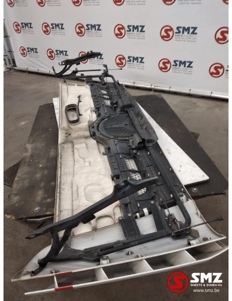 Mercedes-Benz Occ motorkap + windgeleider links Mercedes - غطاء محرك المركبة - شاحنة: صورة 2 Mercedes-Benz Occ motorkap + windgeleider links Mercedes - غطاء محرك المركبة - شاحنة: صورة 2