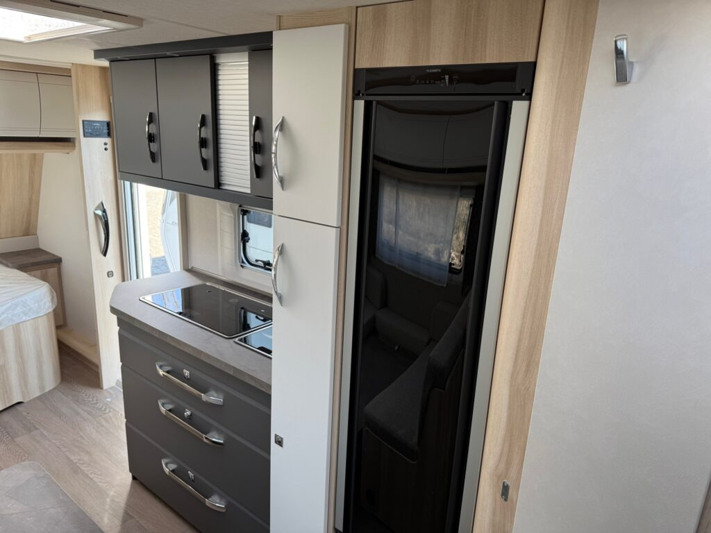 كرفان سحب Hobby DE LUXE 545 KMF 2025: صورة 9