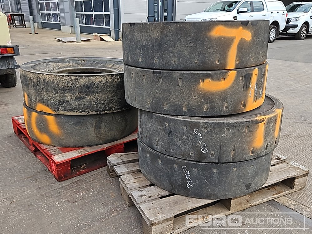10.00-20 (8 of), 11.00-20 Tyre (2 of) - إطارات: صورة 1 10.00-20 (8 of), 11.00-20 Tyre (2 of) - إطارات: صورة 1