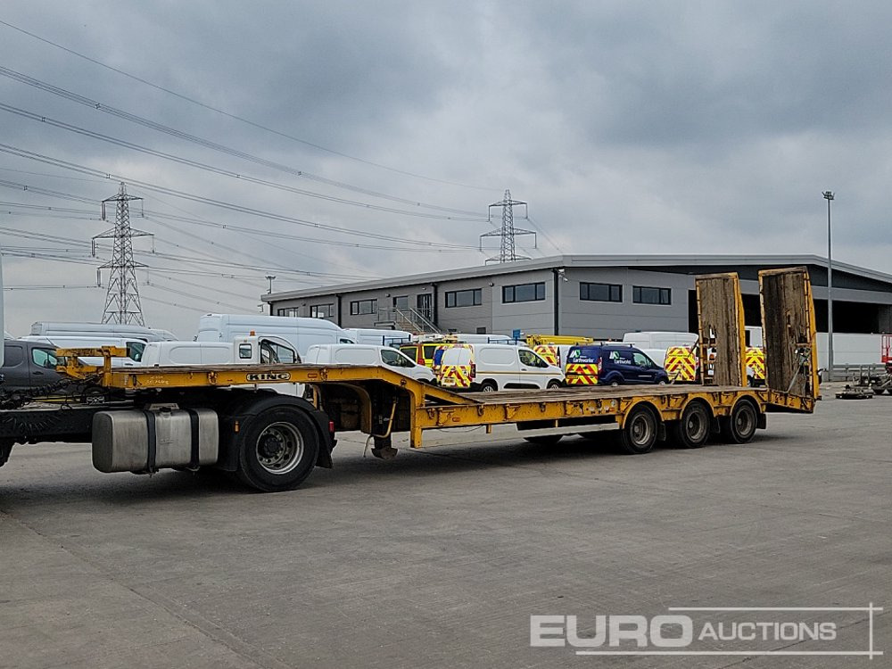 1998 King trailers Tri Axle Step Frame Low Loader Trailer, Neck Ramps, Out Riggers, Hydraulic Ramps - عربة منخفضة مسطحة نصف مقطورة: صورة 1 1998 King trailers Tri Axle Step Frame Low Loader Trailer, Neck Ramps, Out Riggers, Hydraulic Ramps - عربة منخفضة مسطحة نصف مقطورة: صورة 1