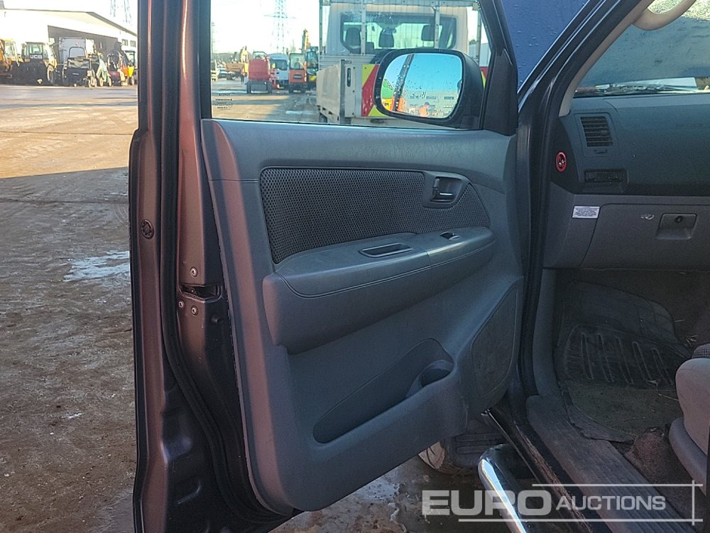 شاحنة البيك أب 2010 Toyota Hilux Invincible: صورة 27