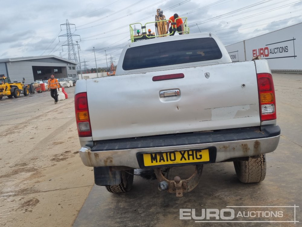 2010 Toyota Hilux Invincible - شاحنة البيك أب: صورة 5 2010 Toyota Hilux Invincible - شاحنة البيك أب: صورة 5