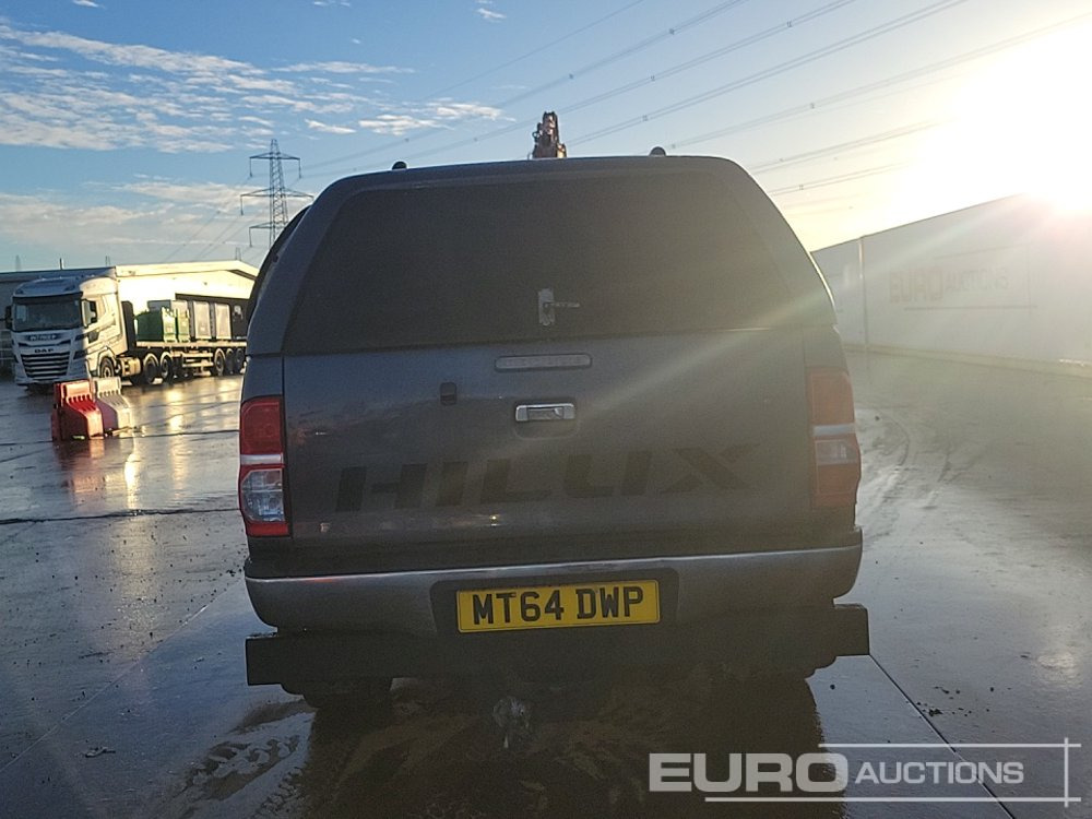 2014 Toyota Hilux Invincible - شاحنة البيك أب: صورة 4 2014 Toyota Hilux Invincible - شاحنة البيك أب: صورة 4