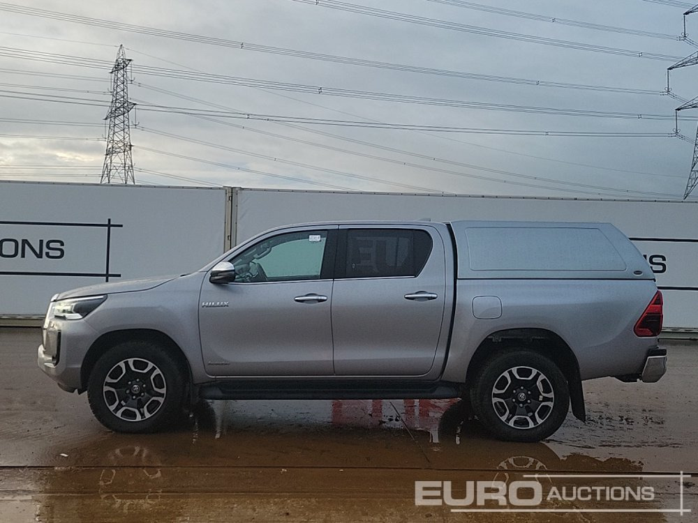 2022 Toyota Hilux Invincible - شاحنة البيك أب: صورة 2 2022 Toyota Hilux Invincible - شاحنة البيك أب: صورة 2