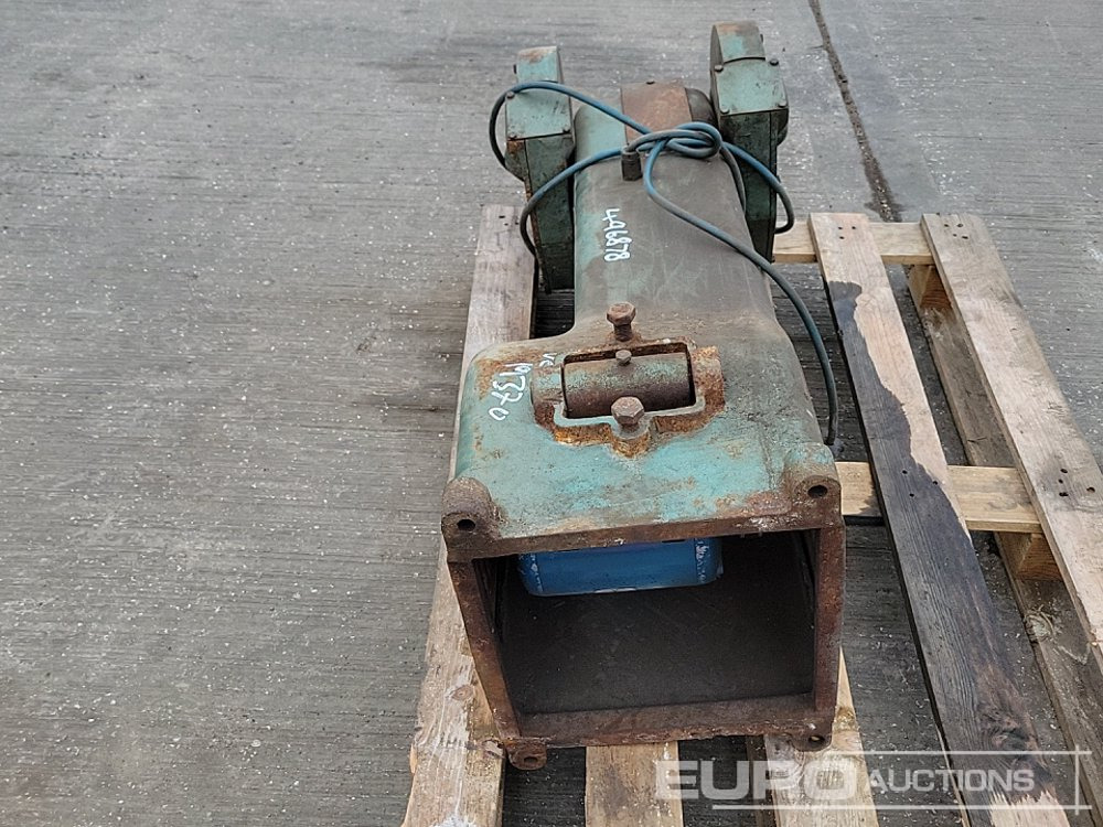230Volt Pedestal Grinder - معدات البناء: صورة 4 230Volt Pedestal Grinder - معدات البناء: صورة 4