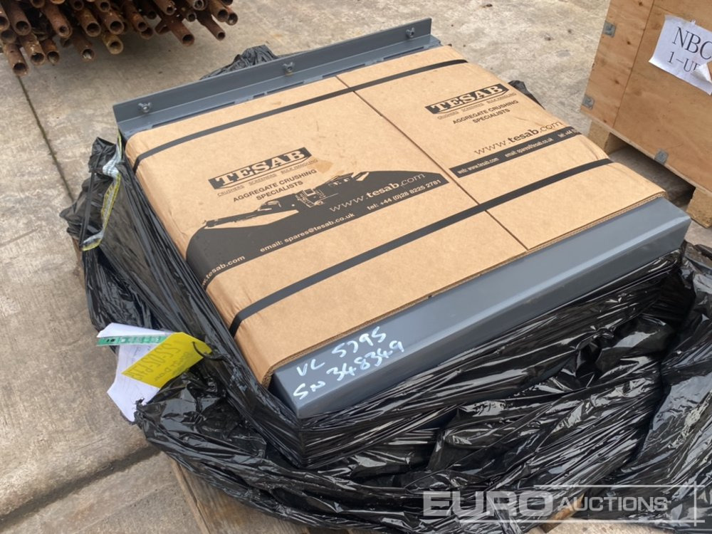 8042T Diesel Tank - خزان الوقود - آلات البناء: صورة 1 8042T Diesel Tank - خزان الوقود - آلات البناء: صورة 1