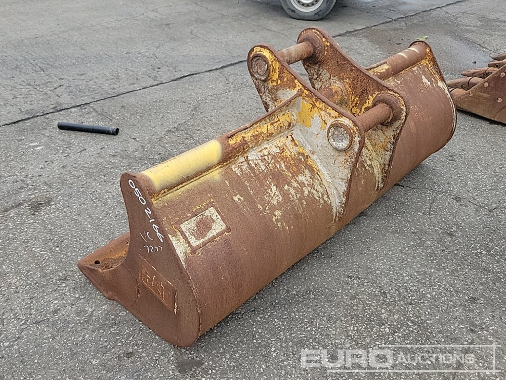 CAT 72" Ditching Bucket 65mm Pin to suit 13 Ton Excavator - بكت: صورة 3 CAT 72" Ditching Bucket 65mm Pin to suit 13 Ton Excavator - بكت: صورة 3