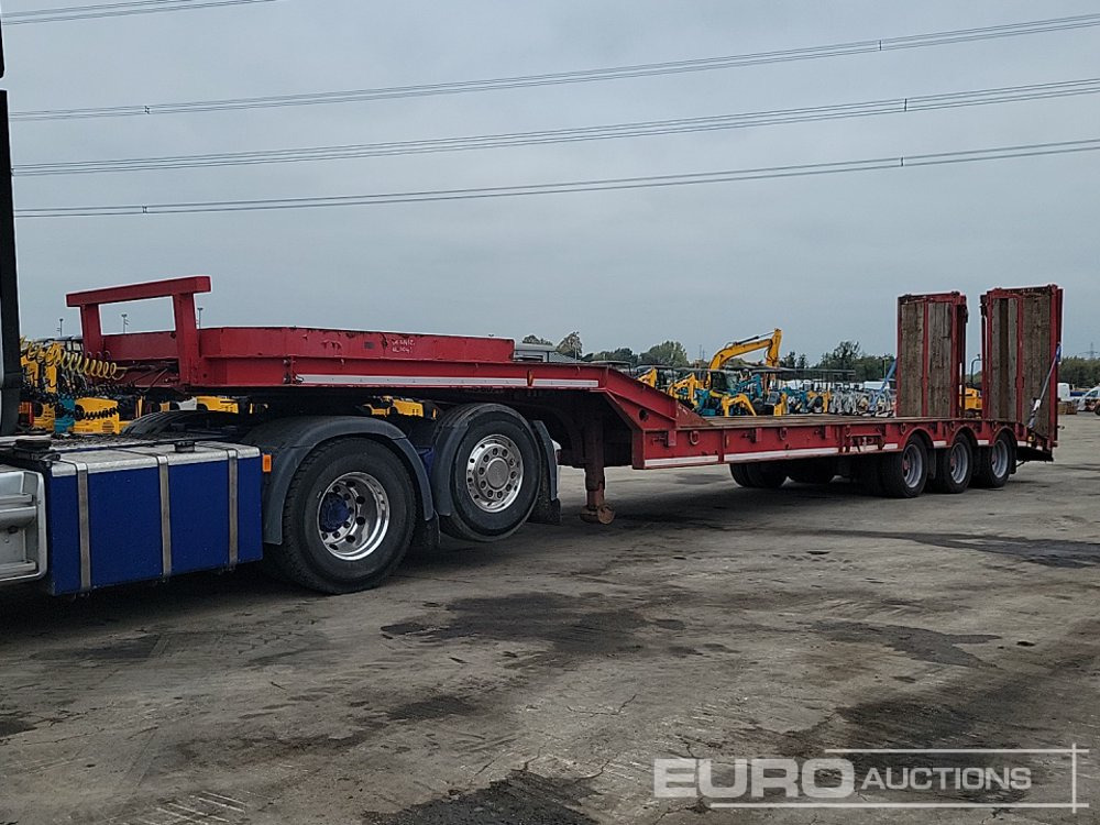 Cheiftain Tri Axle Stepframe Low Loader Trailer, Neck Ramps, Out Riggers, Hydraulic Flip Toe Ramps - عربة منخفضة مسطحة نصف مقطورة: صورة 1 Cheiftain Tri Axle Stepframe Low Loader Trailer, Neck Ramps, Out Riggers, Hydraulic Flip Toe Ramps - عربة منخفضة مسطحة نصف مقطورة: صورة 1