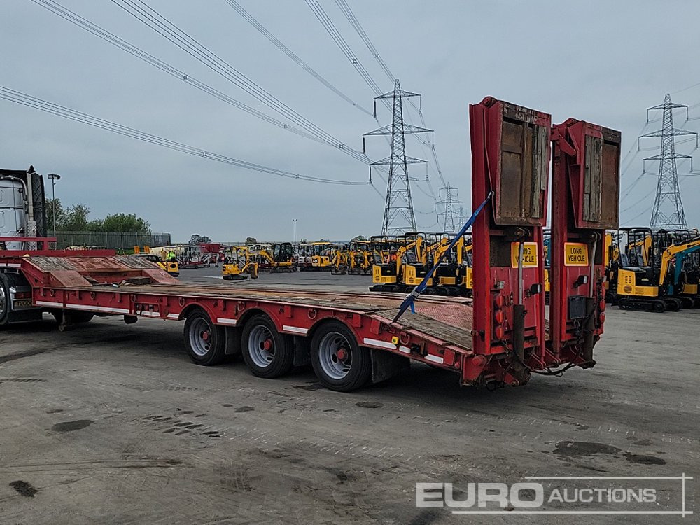 Cheiftain Tri Axle Stepframe Low Loader Trailer, Neck Ramps, Out Riggers, Hydraulic Flip Toe Ramps - عربة منخفضة مسطحة نصف مقطورة: صورة 3 Cheiftain Tri Axle Stepframe Low Loader Trailer, Neck Ramps, Out Riggers, Hydraulic Flip Toe Ramps - عربة منخفضة مسطحة نصف مقطورة: صورة 3