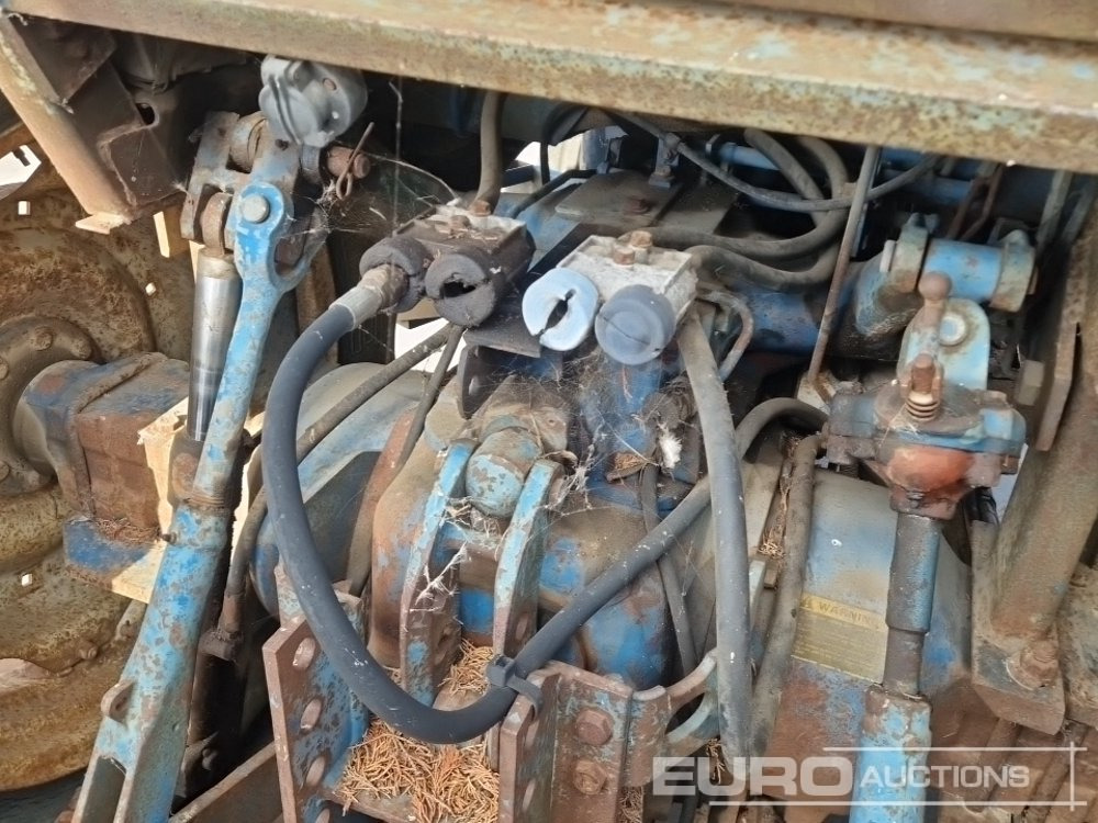 جرار Ford 7700: صورة 23