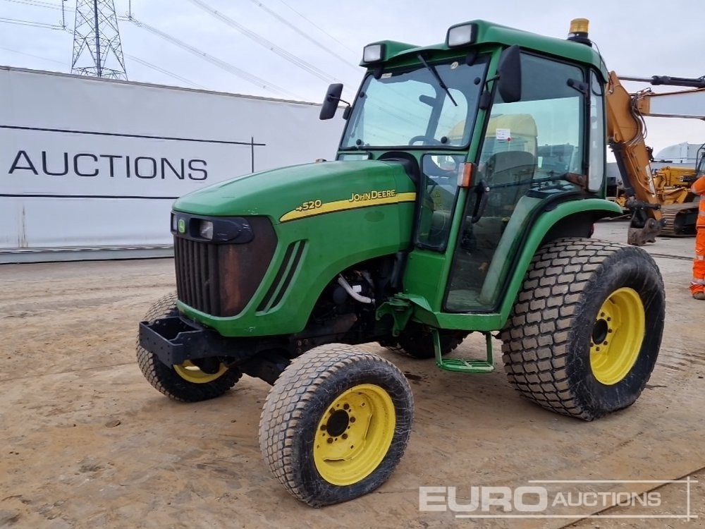 John Deere 4520 - جرار صغير: صورة 1 John Deere 4520 - جرار صغير: صورة 1