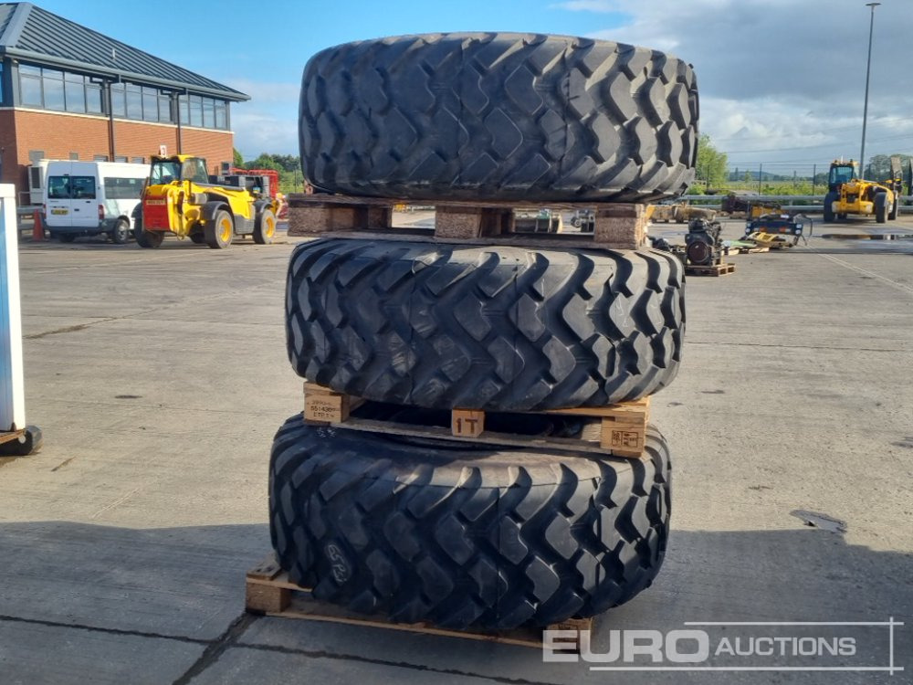 Michelin 20.5x25 Tyre & Rim (3 of) - إطارات: صورة 3 Michelin 20.5x25 Tyre & Rim (3 of) - إطارات: صورة 3